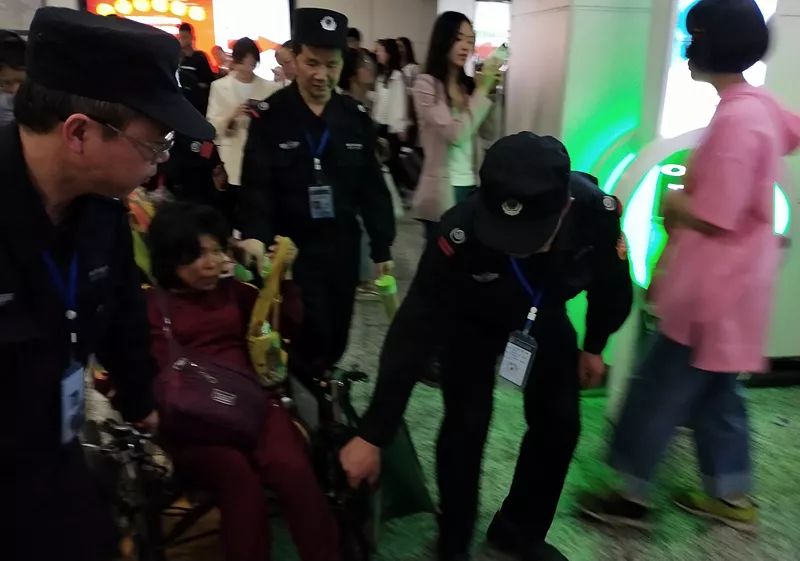 長沙紅光保安服務(wù)有限公司,長沙安保服務(wù),長沙安全服務(wù),長沙非武裝押運,勞務(wù)派遣服務(wù) 長沙紅光保安服務(wù)有限公司,長沙安保服務(wù),長沙安全服務(wù),長沙非武裝押運,勞務(wù)派遣服務(wù)