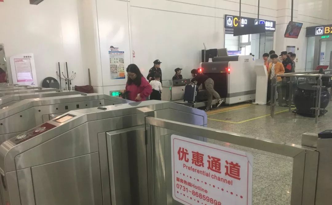 長沙紅光保安服務(wù)有限公司,長沙安保服務(wù),長沙安全服務(wù),長沙非武裝押運,勞務(wù)派遣服務(wù) 長沙紅光保安服務(wù)有限公司,長沙安保服務(wù),長沙安全服務(wù),長沙非武裝押運,勞務(wù)派遣服務(wù)